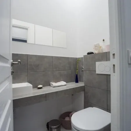 Charming Appt With Garden In The Heart Of *
